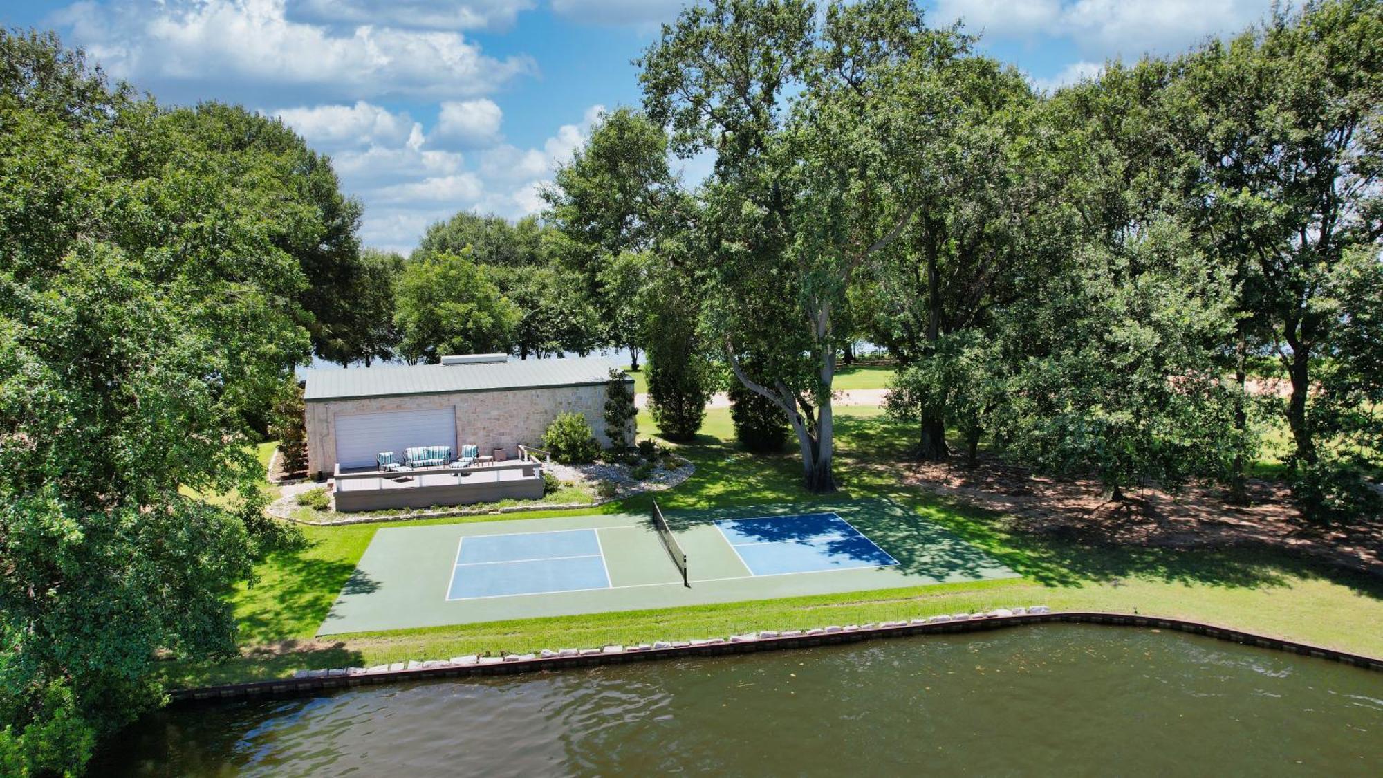 Lakeside Couple'S Retreat With Hot Tub Villa Malakoff Exterior photo