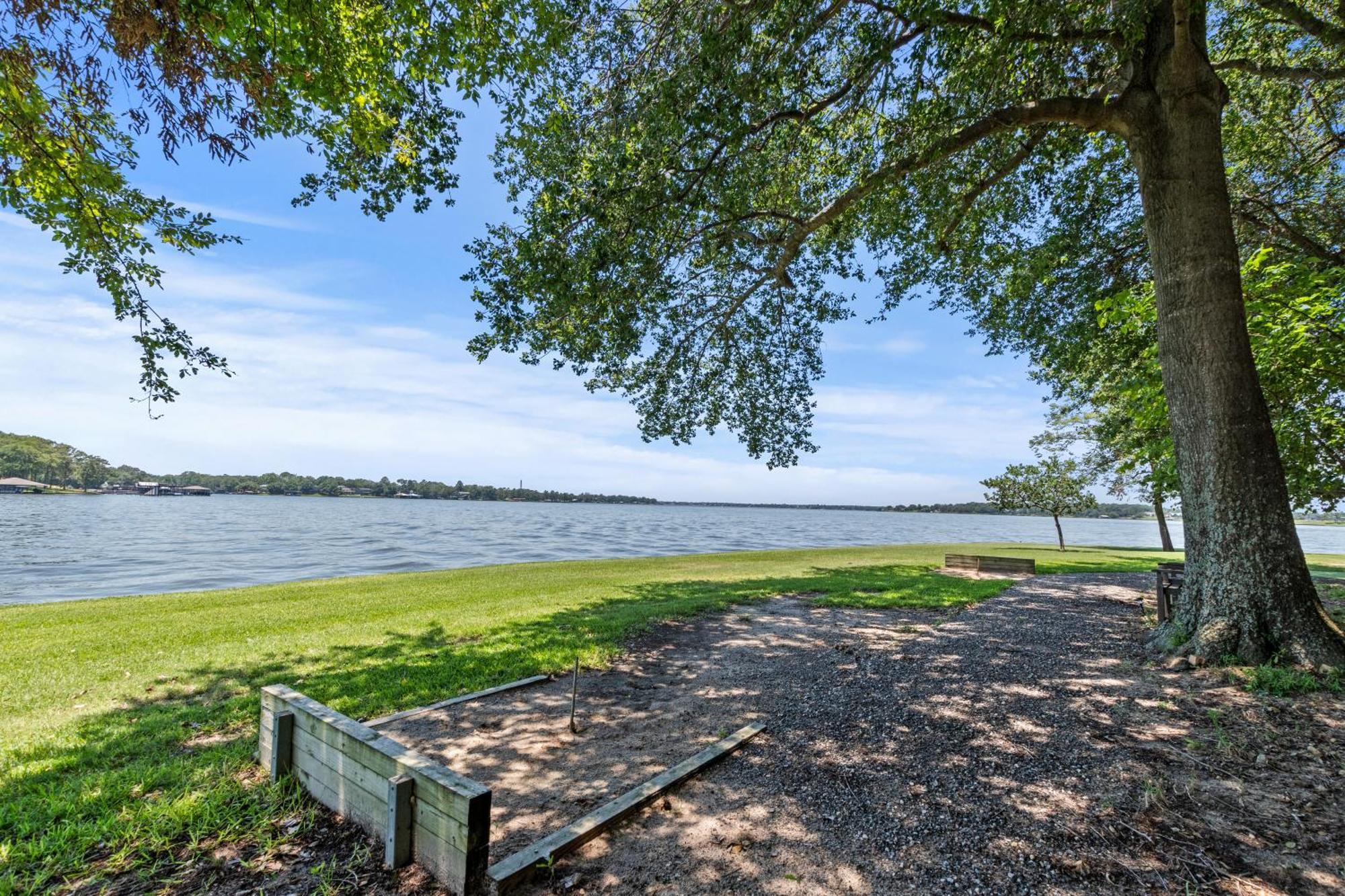 Lakeside Couple'S Retreat With Hot Tub Villa Malakoff Exterior photo